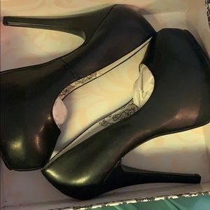 Bordello size 10 black pumps